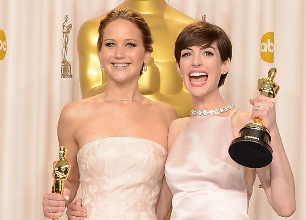 Jennifer Lawrence e Anne Hathaway no Oscar de 2013, quando elas venceram nas categorias de melhor atriz e melhor atriz coadjuvante, respectivamente