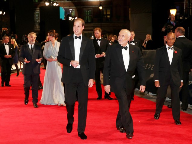 O príncipe William e o produtor Michael G. Wilson durante première de ‘007’