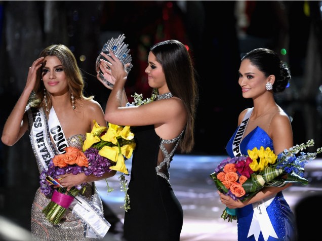 Miss Universo 2015: Miss Colombia é anunciada vencedora por engano, e precisa entregar a coroa para a filipina Pia Alonzo Wurtzbach