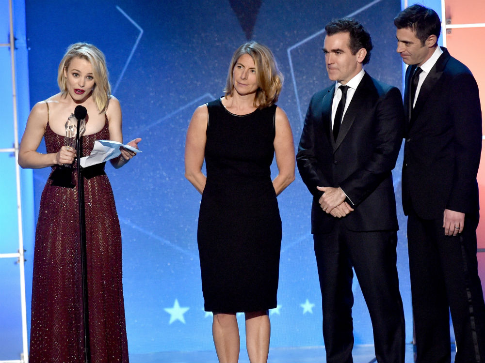 A atriz Rachel McAdams recebe prêmio de melhor atuação conjunta, dado ao filme 'Spotlight' no Critics Choice Awards