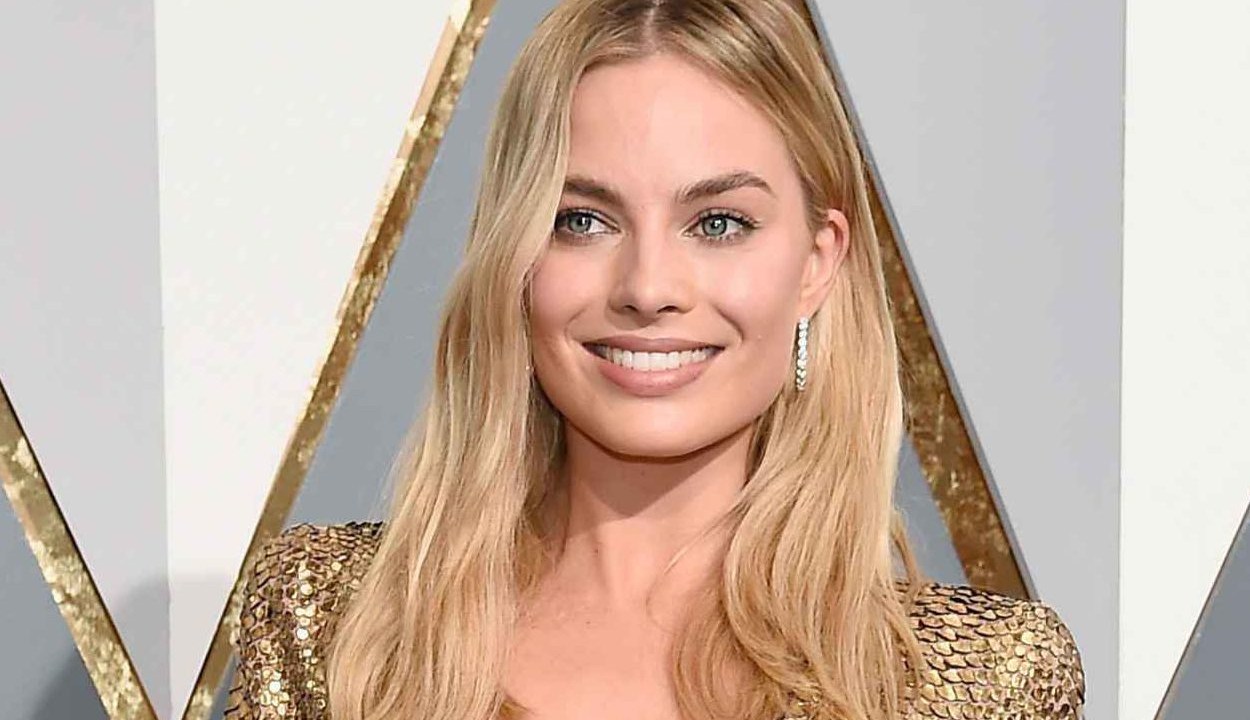Margot Robbie usou um vestido Tom Ford dourado para ir ao Oscar 2016