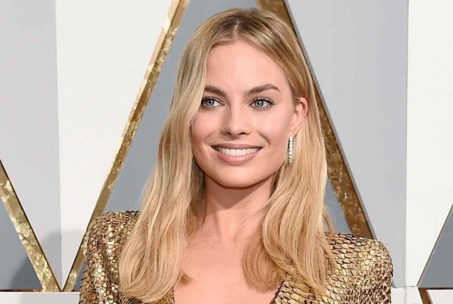 Margot Robbie usou um vestido Tom Ford dourado para ir ao Oscar 2016