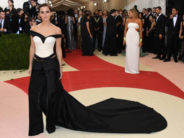 Emma Watson usa vestido feito com plástico reciclável no MET Gala 2016