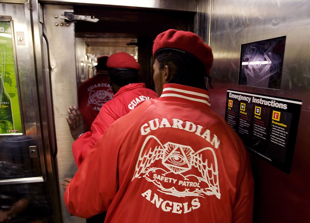 'Anjos da Guarda' fazem pratrulha no metrô de Nova York