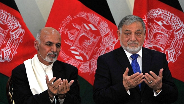 Ashraf Ghani (à esq.) ao lado de Ahmad Yousuf Nuristani, chefe da Comissão Eleitoral do Afeganistão