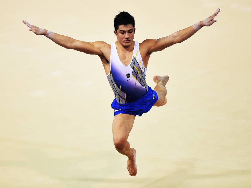 Arthur Nory Mariano durante treinamento na segunda colocação da primeira sessão de competição por equipes da Ginástica Artística Masculina