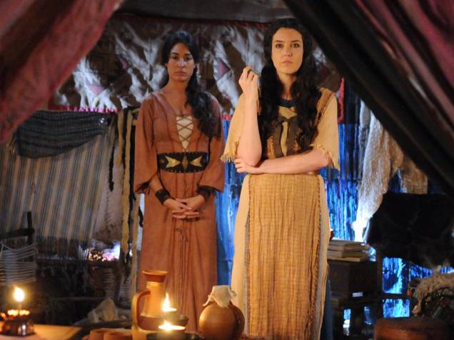 Zípora (Gisele Itié) e Mirian (Larissa Maciel) em cenas da segunda temporada de Os Dez Mandamentos, telenovela da Record