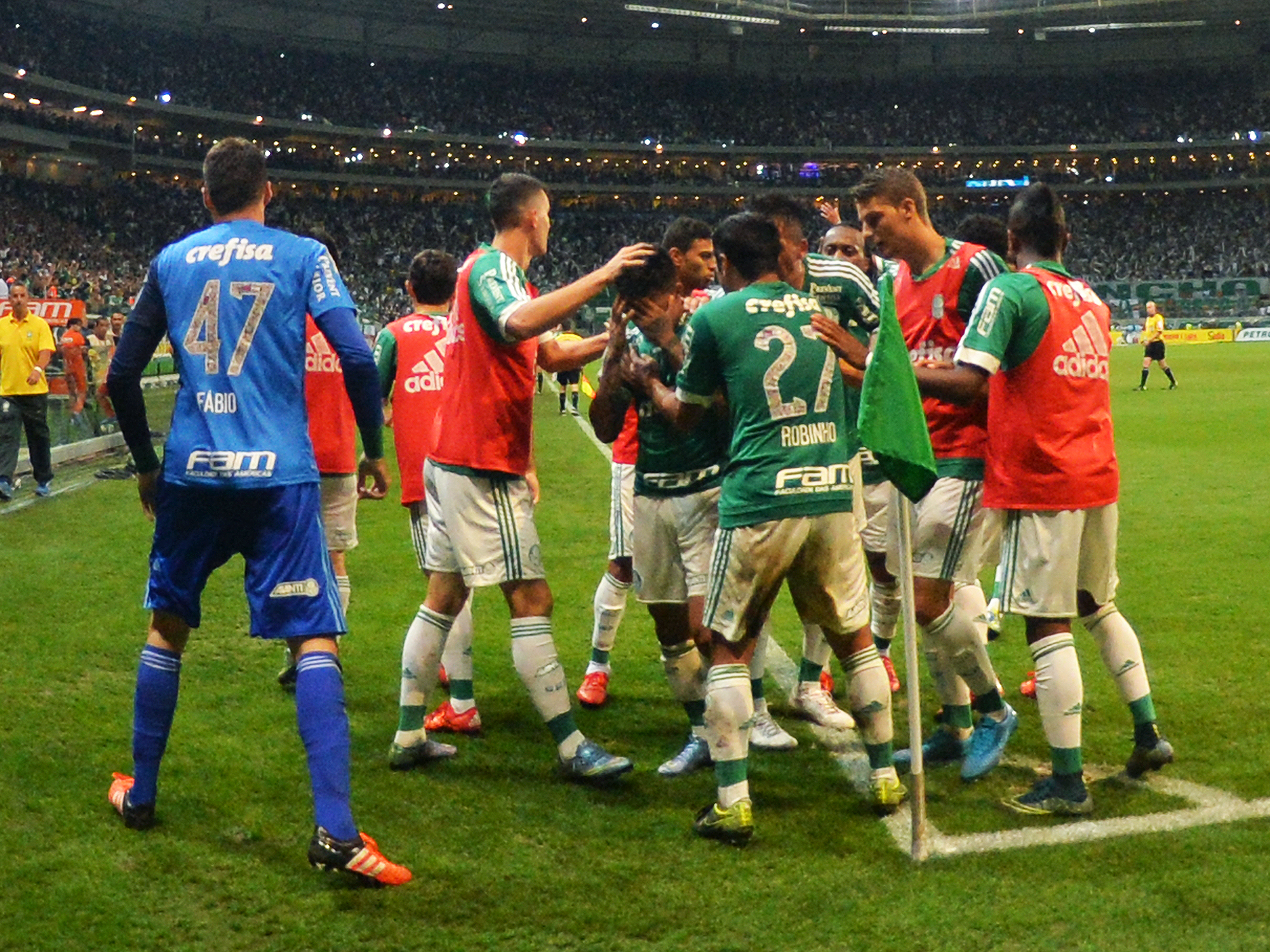 O jogador Dudu comemora o gol do palmeiras durante a partida contra o Santos, na final da Copa do Brasil, na Arena Palmeiras em São Paulo (SP), nesta quarta-feira (02)