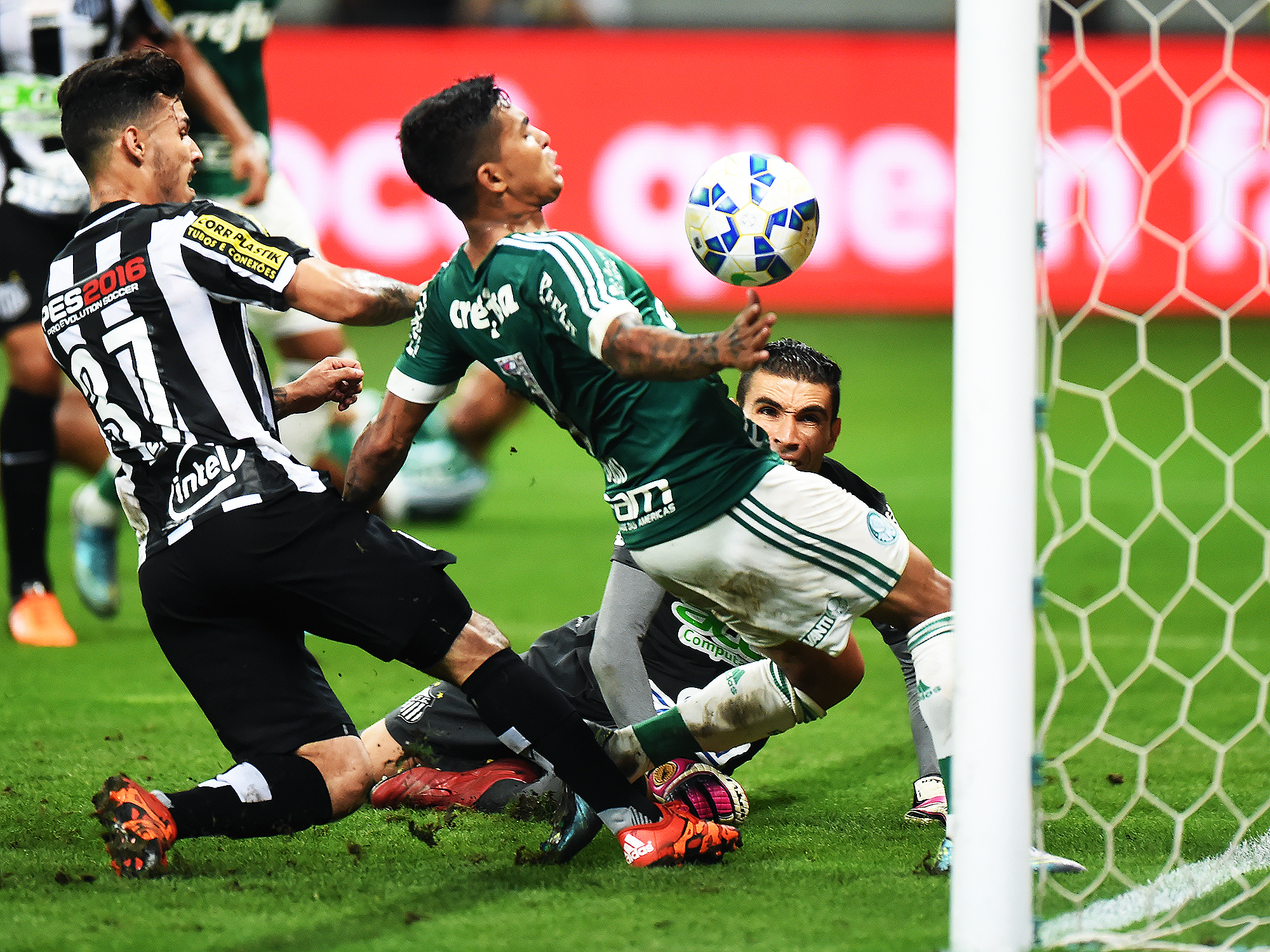 O jogador Dudu marca o gol do palmeiras na partida contra o Santos, na final da Copa do Brasil, na Arena Palmeiras em São Paulo (SP), nesta quarta-feira (02)