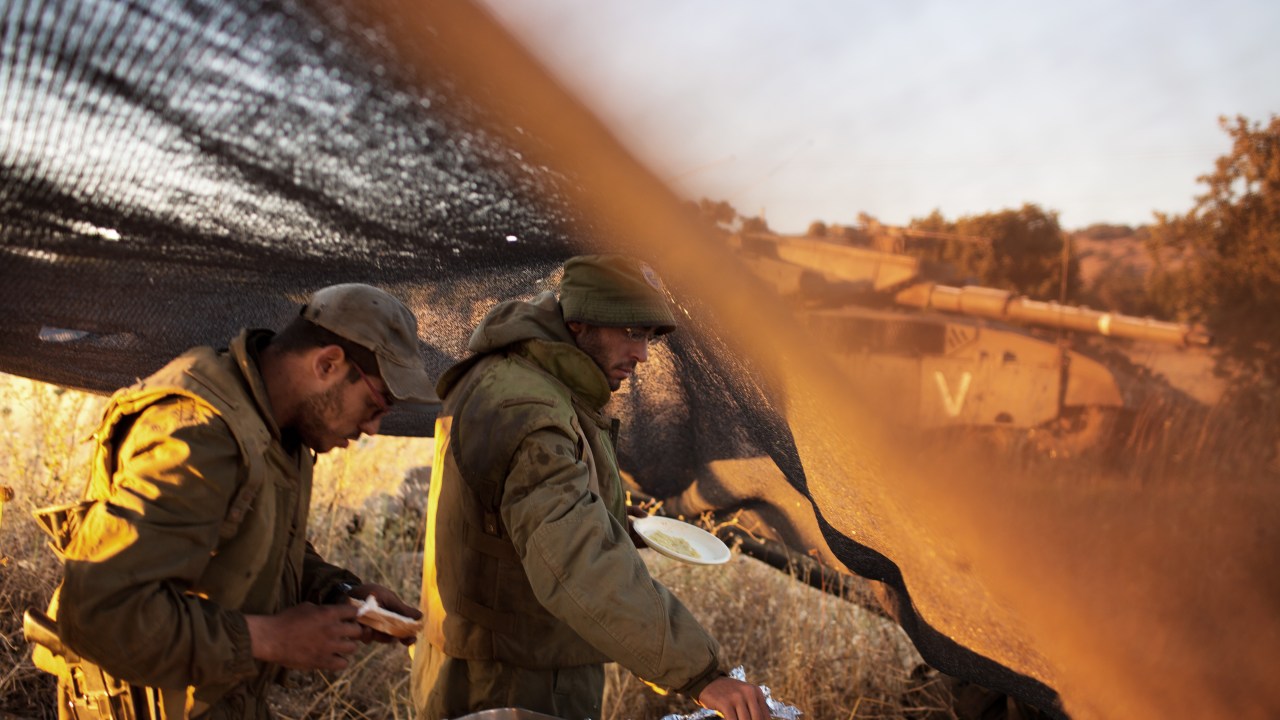 Soldados israelenses se posicionam próximo a Golã