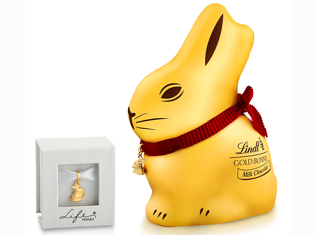 O coelho de Páscoa Lindt Gold Bunny Luxury vem acompanhado de um pingente da joalheria Vivara