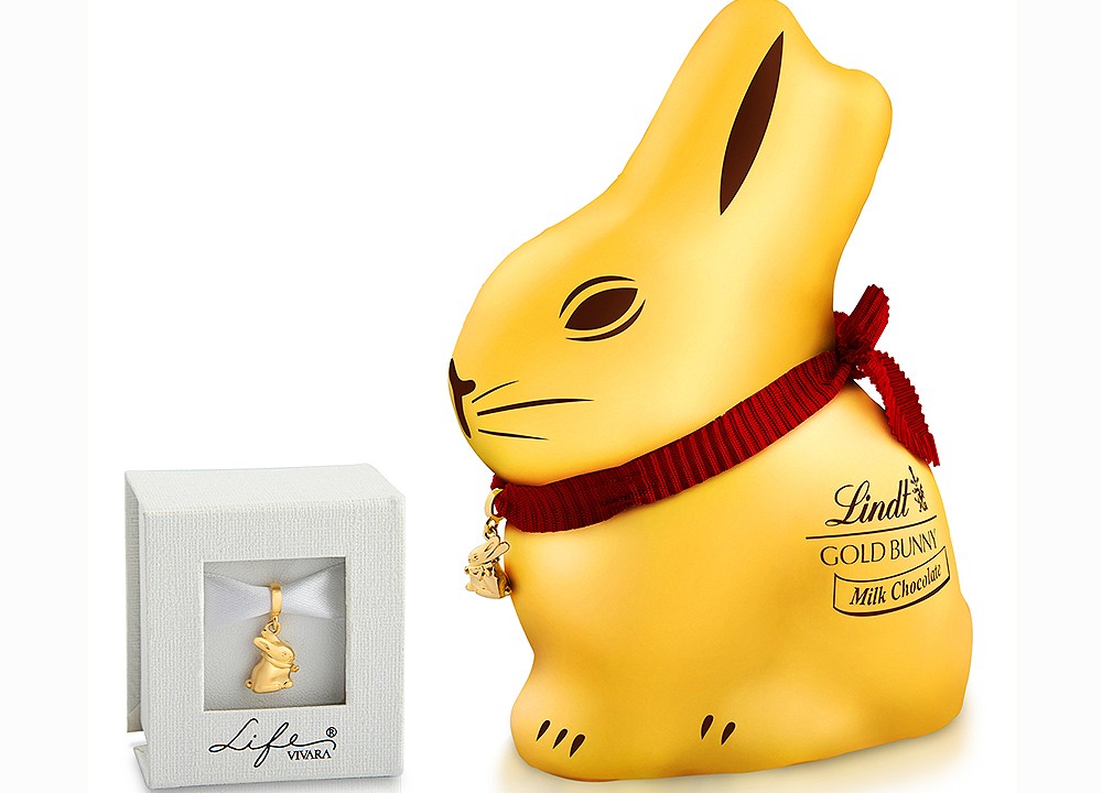 O coelho de Páscoa Lindt Gold Bunny Luxury vem acompanhado de um pingente da joalheria Vivara