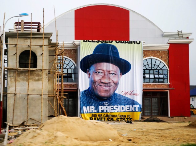 Cartaz de campanha do presidente Goodluck Jonathan é visto em um prédio em Yenagoa