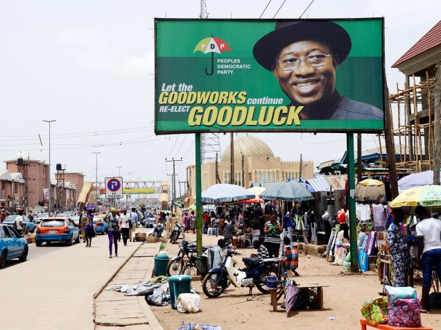 Cartaz de campanha do atual presidente e candidato a reeleição, Goodluck Jonathan, em Akure