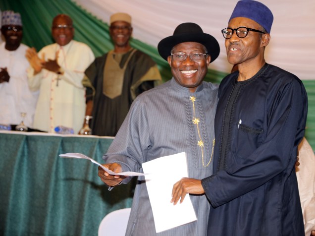 O presidente nigeriano Goodluck Jonathan e o candidato Mohammadu Buhari sorriem após assinar a renovação de votos por eleições pacíficas. Segurança é uma grande preocupação na votação de sábado devido ao Boko Haram