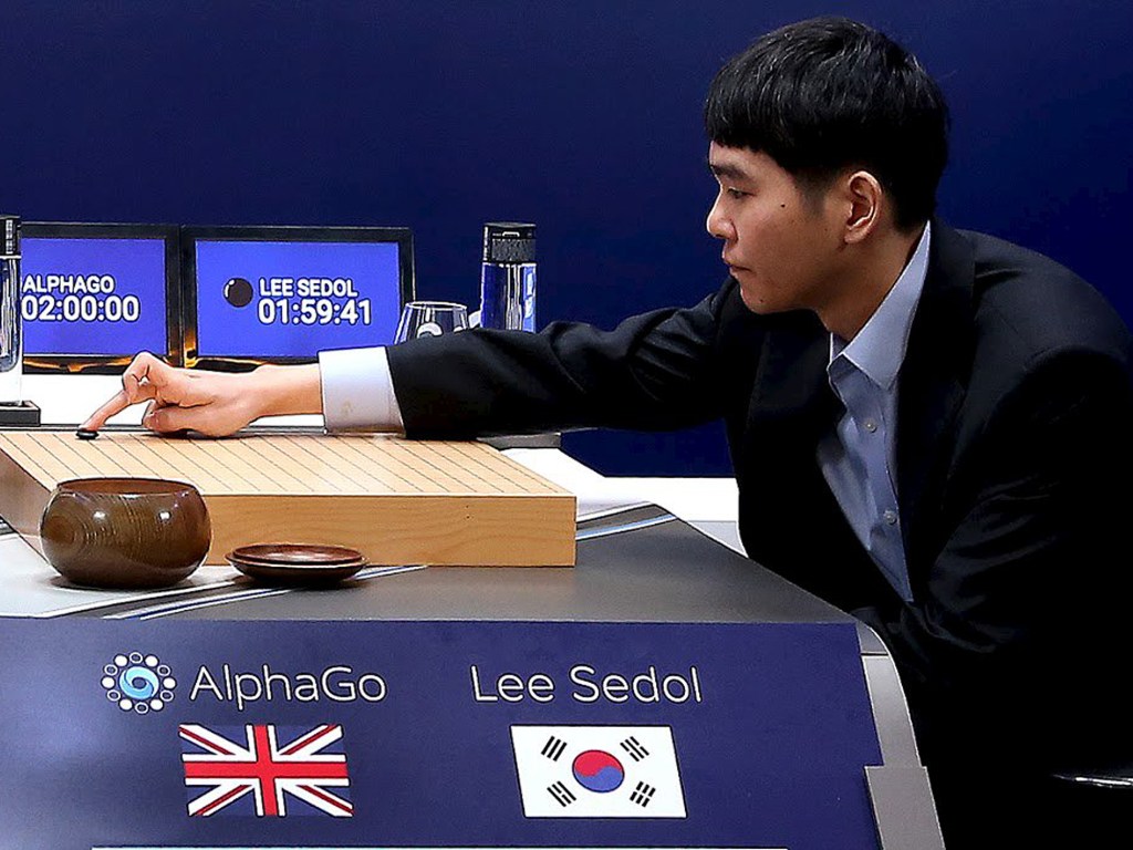 Jogador profissional de Go, o sul-coreano Lee Sedol coloca no tabuleiro a primeira pedra em jogo contra o programa de inteligência artificial AlphaGo, criado pelo Google