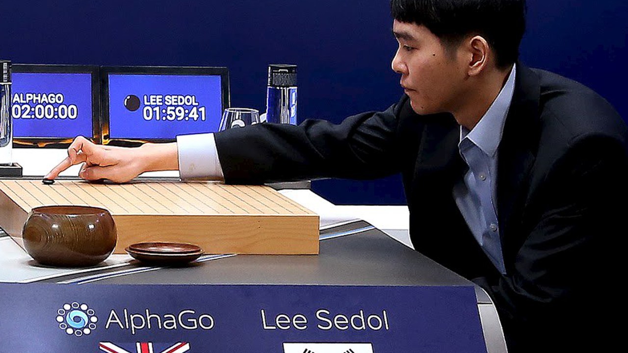 Jogador profissional de Go, o sul-coreano Lee Sedol coloca no tabuleiro a primeira pedra em jogo contra o programa de inteligência artificial AlphaGo, criado pelo Google