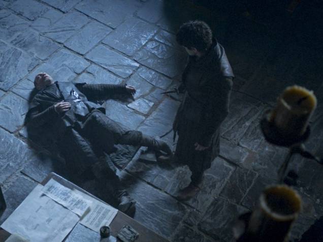 Roose Bolton (Michael McElhatton) é assassinado pelo próprio filho Ramsay (Iwan Rheon) em Game of Thrones