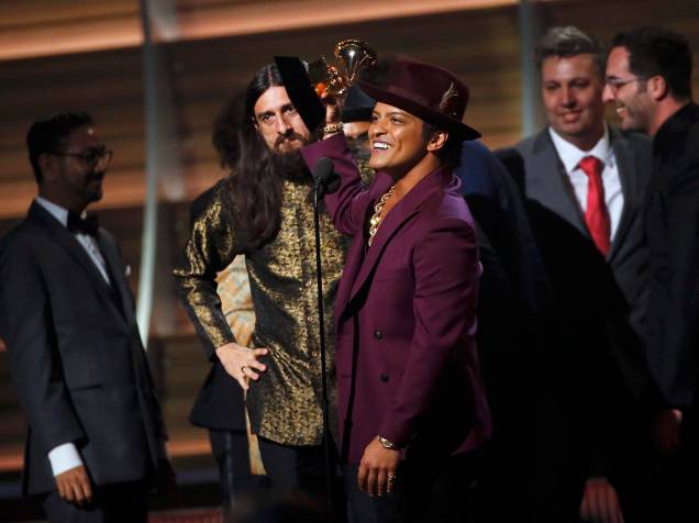 Uptown Funk e bruno mars durante a 58ª edição do Grammy, premiação que elege os melhores da música internacional, que acontece nesta segunda-feira (15)