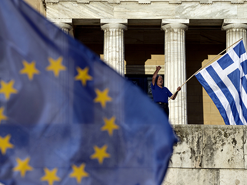 Bandeiras da União Européia e da Grécia