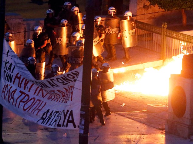 Polícia de choque tenta conter um grupo manifestante durante protesto em frente ao Parlamento de Atenas, Grécia - 15/07/2015