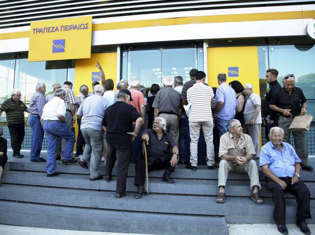 Em Heraklion, na ilha grega de Creta, pensionistas aguardam a abertura de uma agência bancária. Após três semanas os bancos reabrem na Grécia; porém, o controle de capital ainda é mantido - 20/07/2015