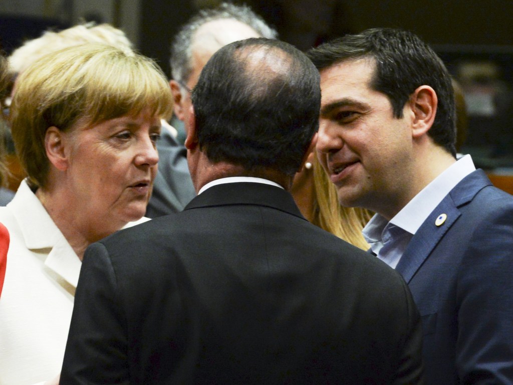 O primeiro-ministro grego Alexis Tsipras, a chanceler alemã Angela Merkel, e o presidente francês, François Hollande, conversam durante cúpula com os líderes da zona do euro em Bruxelas, Bélgica