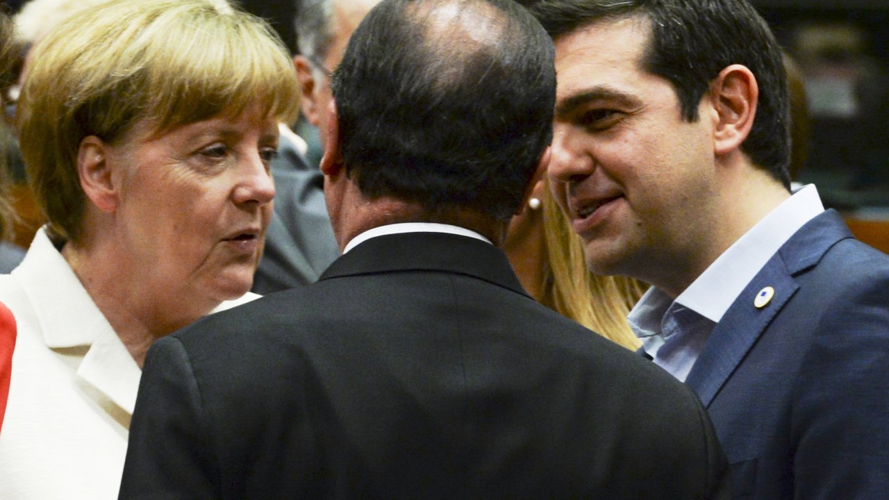 O primeiro-ministro grego Alexis Tsipras, a chanceler alemã Angela Merkel, e o presidente francês, François Hollande, conversam durante cúpula com os líderes da zona do euro em Bruxelas, Bélgica
