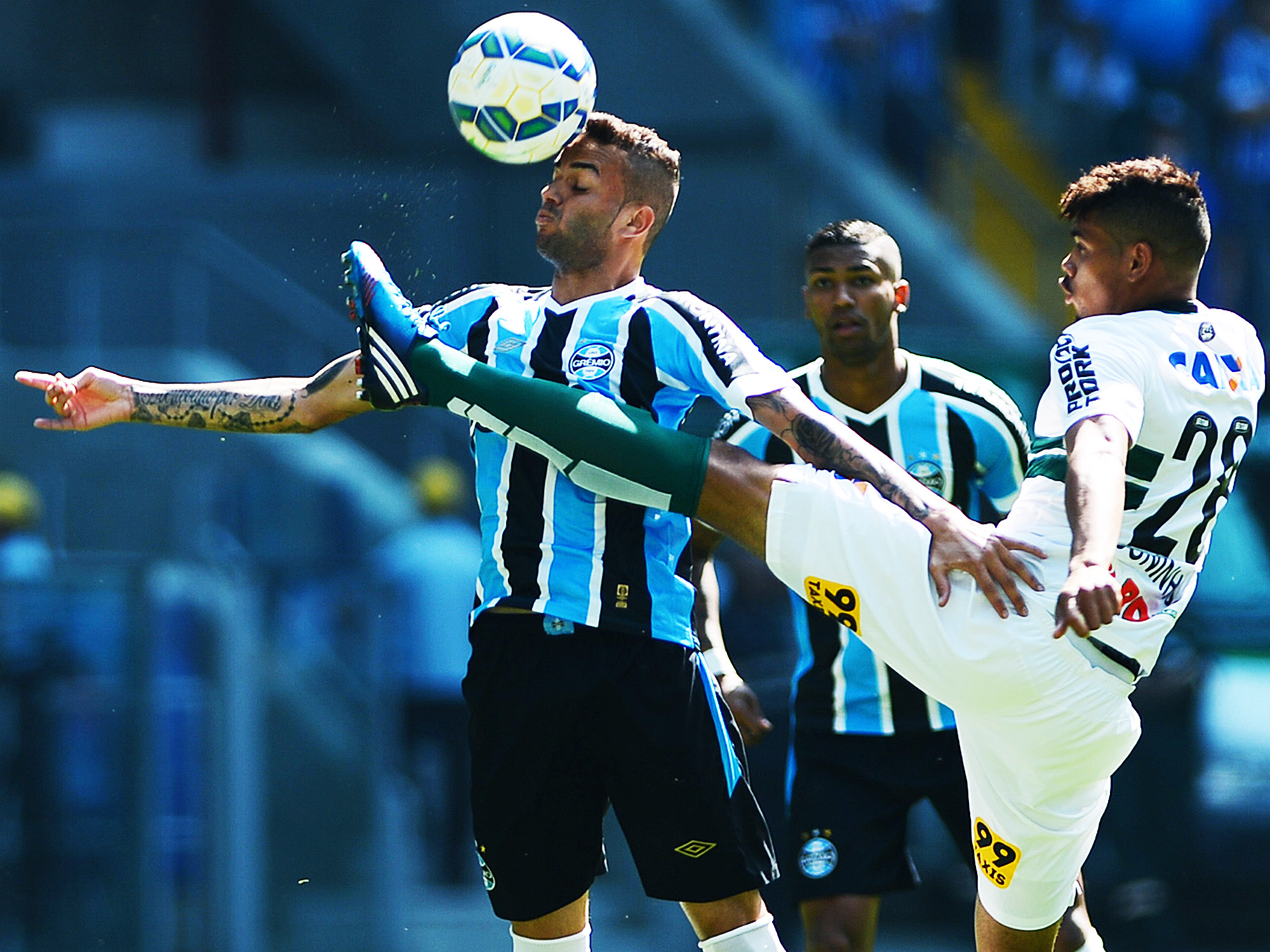 Em Casa Gremio So Empata Com Coritiba Mas Continua No G4 Veja