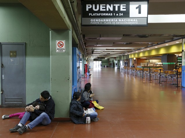 Estação de ônibus vazia na Argentina devido a uma greve dos funcionários do setor de transportes para exigir melhores salários