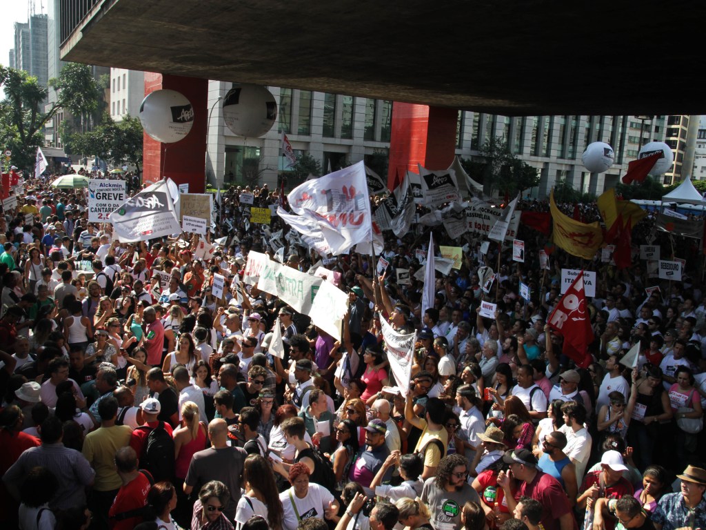 Professores estaduais paulistas se reúnem em assembleia nesta sexta-feira,27, no vão livre do MASP, na Avenida Paulista