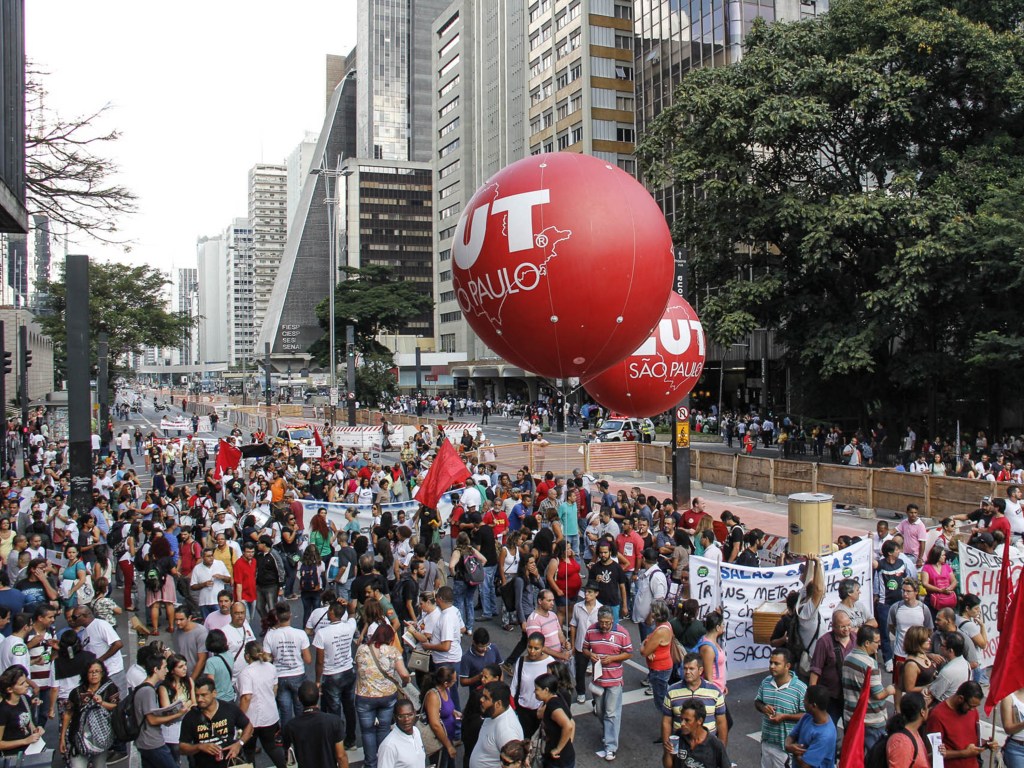 Professores da rede estadual em greve se reúnem nesta sexta-feira (24) em frente ao Masp, na Avenida Paulista, São Paulo