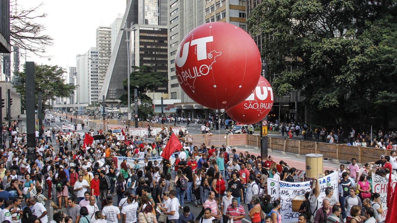 Professores da rede estadual em greve se reúnem nesta sexta-feira (24) em frente ao Masp, na Avenida Paulista, São Paulo