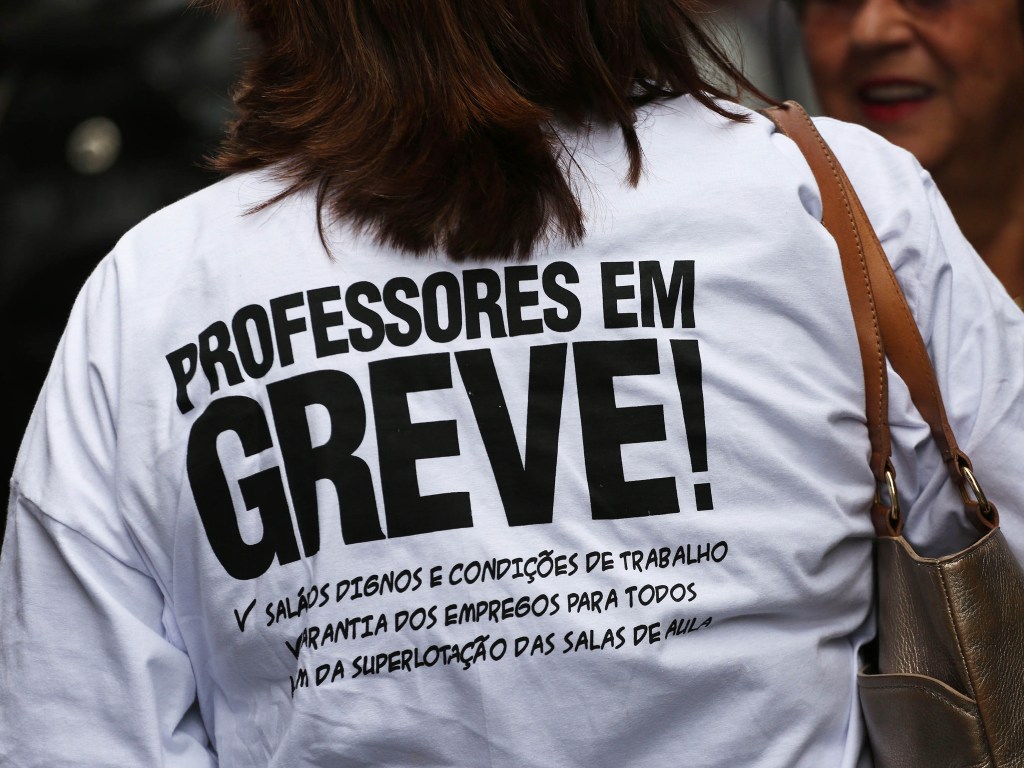 Professores da rede estadual de ensino, em greve, realizam assembleia em frente ao MASP, localizado na Avenida Paulista, em São Paulo (SP), nesta quinta-feira (30)