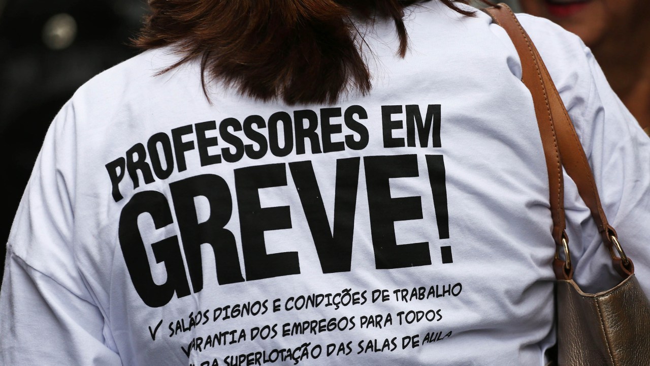 Professores da rede estadual de ensino, em greve, realizam assembleia em frente ao MASP, localizado na Avenida Paulista, em São Paulo (SP), nesta quinta-feira (30)