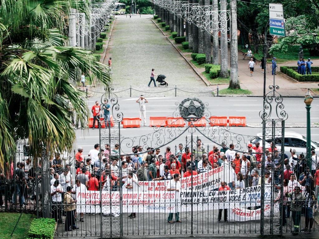 SEM SALÁRIO - Protesto de servidores de Minas Gerais em Belo Horizonte: atraso no pagamento dos vencimentos