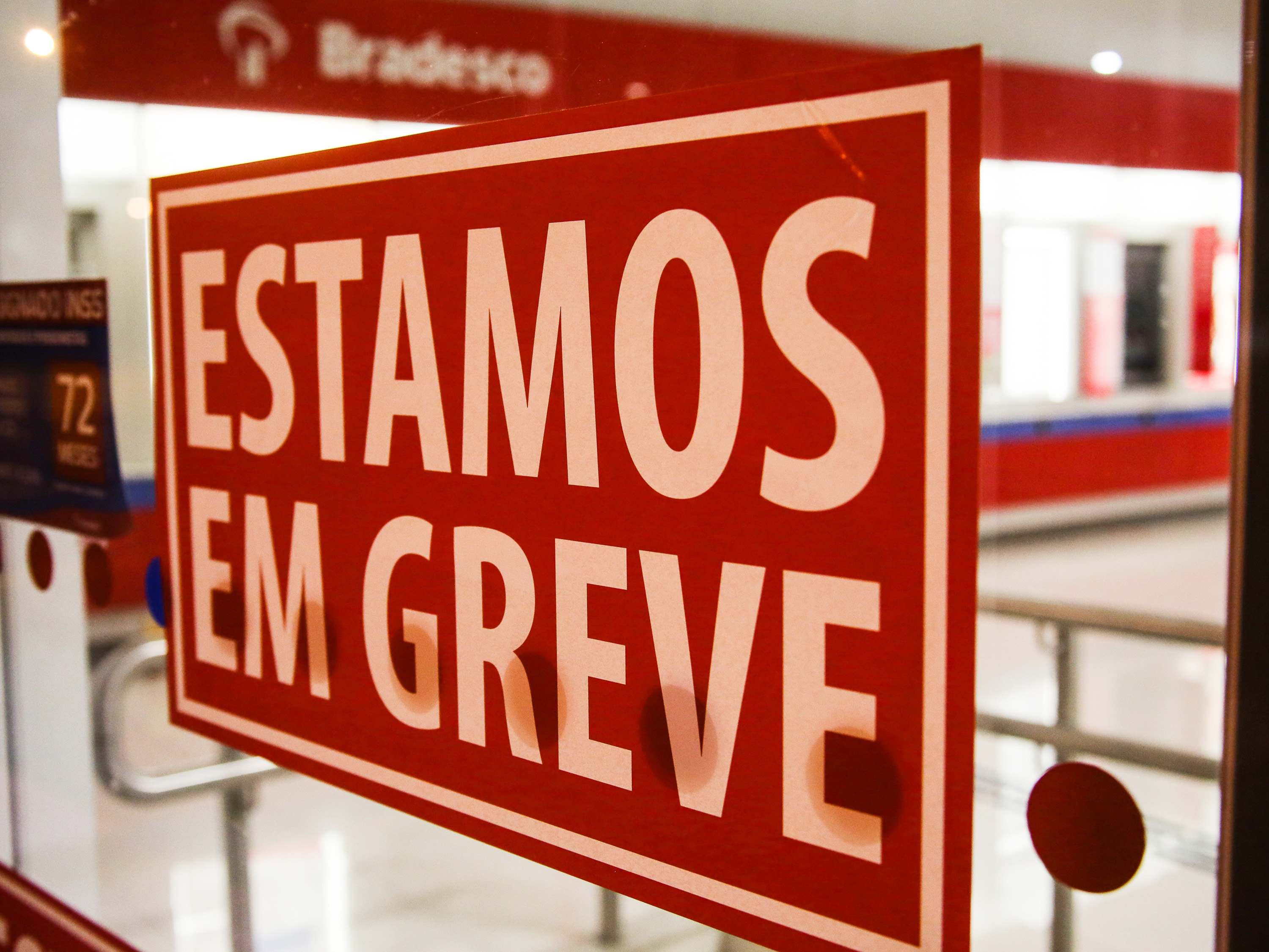 Sindicato dos Bancários de Curitiba e região faz colagem de adesivos da greve na fachada da agência do Bradesco, em Curitiba (PR)