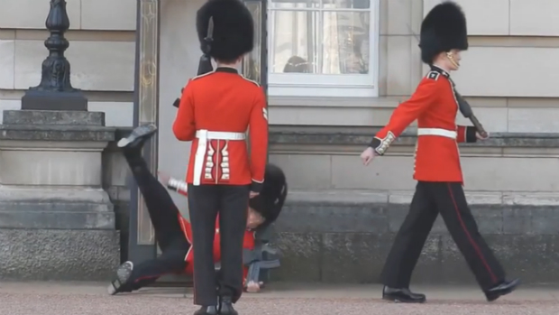 Guarda escorrega durante troca de turnos no Palácio de Buckingham