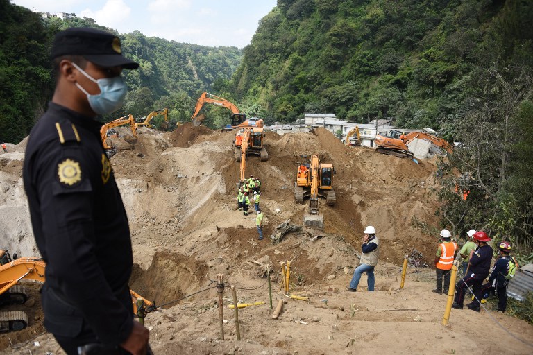 Equipes de resgate trabalham em área de deslizamento na Guatemala