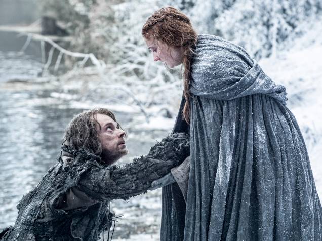 Alfie Allen (Theon Greyjoy) e Sophie Turner (Sansa Stark), em cena da sexta temporada da série Game of Thrones