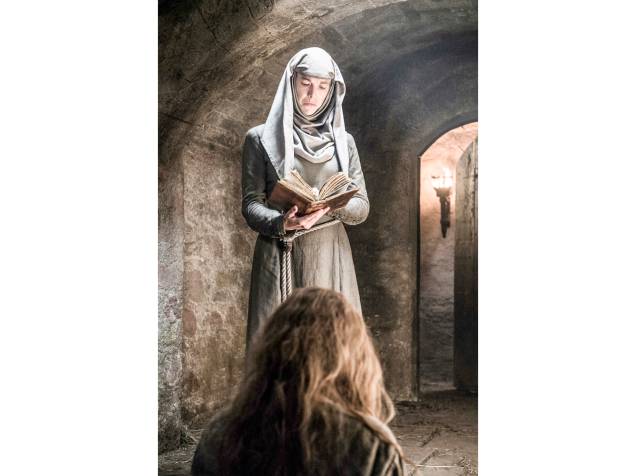 Natalie Dormer (Margaery Tyrell) e Hannah Waddingham (Septa Unella), em cena da sexta temporada da série Game Of Thrones