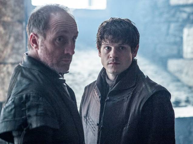 Michael McElhatton (Roose Bolton) e Iwan Rheon (Ramsay Bolton), em cena da sexta temporada da série Game Of Thrones