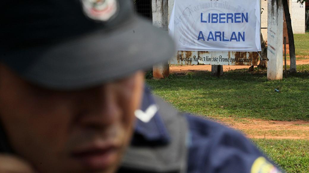 Policiais da Força Tarefa Conjunta da Polícia Paraguaia (FTC) fazem patrulha na localidade de Tacuati em busca de Arlan Fick, filho de brasileiros residentes no Paraguai, que foi sequestrado pela guerrilha do Exército Popular do Paraguai (EPP)