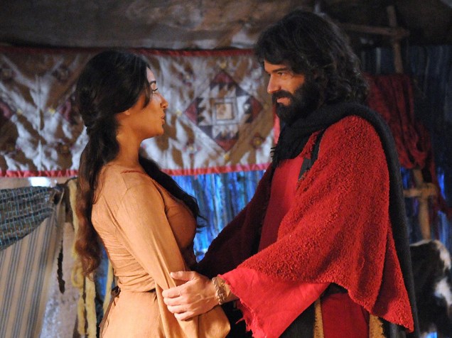 Moisés (Guilherme Winter) e Zípora (Gisele Itié) em cenas da segunda temporada de Os Dez Mandamentos, telenovela da Record