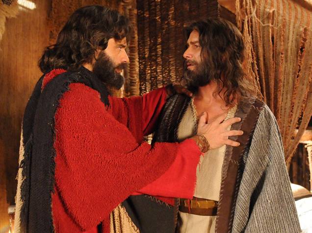 Moisés (Guilherme Winter) e Arão (Petrônio Gontijo) em cenas da segunda temporada de Os Dez Mandamentos, telenovela da Record