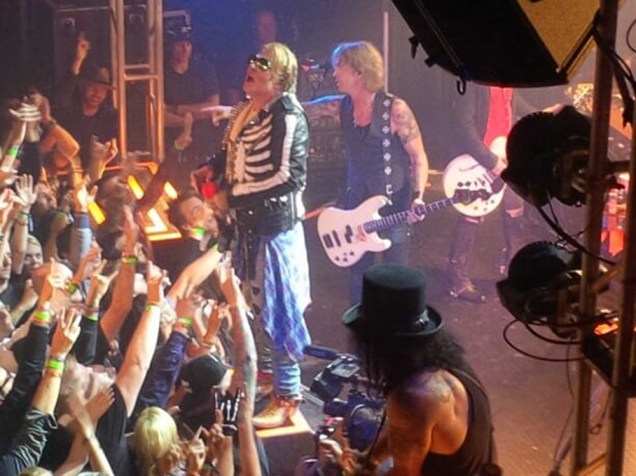 A banda Guns N Roses, se apresentou no Troubadour, em Los Angeles. Axl Rose, Slash e Duff McKagan se reencontram após 23 anos