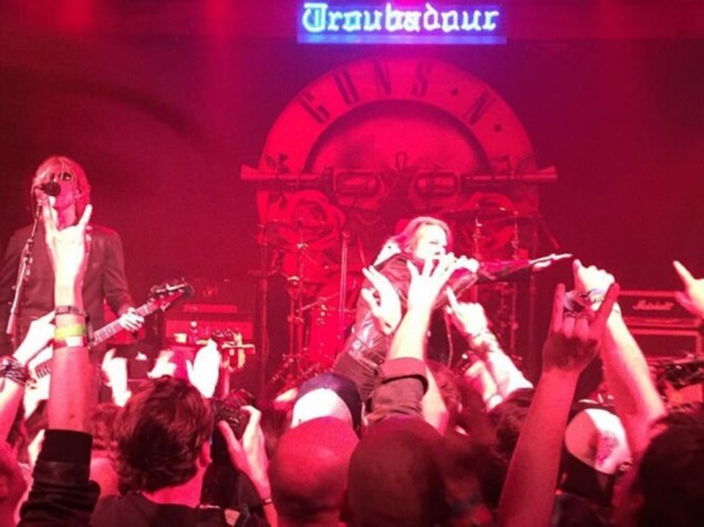 A banda Guns N Roses, se apresentou no Troubadour, em Los Angeles. Axl Rose, Slash e Duff McKagan se reencontram após 23 anos
