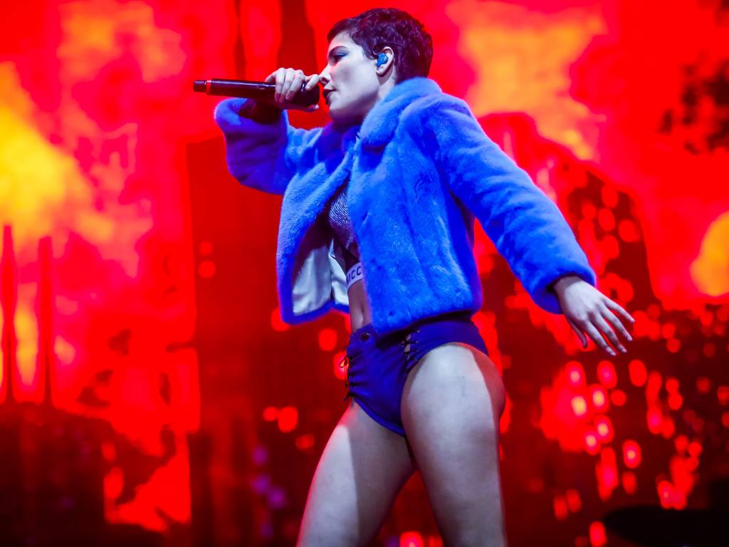 Vídeo flagra assédio de fã à cantora Halsey em pleno show
