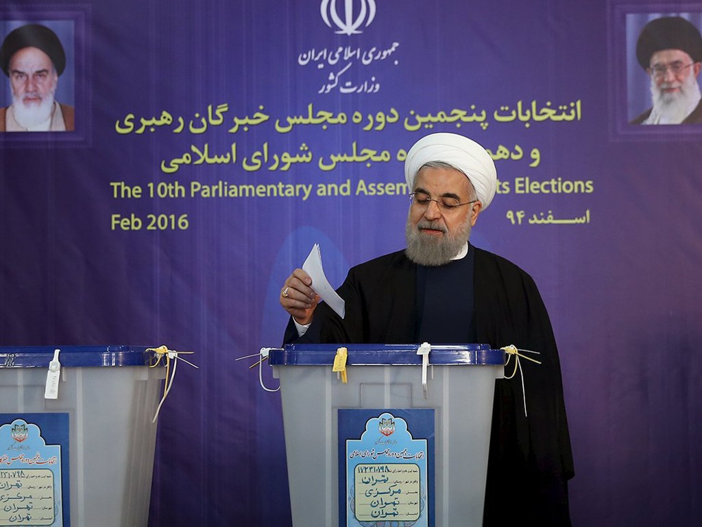 Presidente iraniano Hassan Rohani vota nas eleições