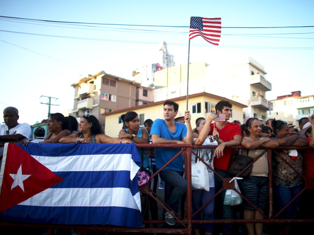 Cubanos aguardaram para ver reinauguração oficial da embaixada dos EUA em Havana